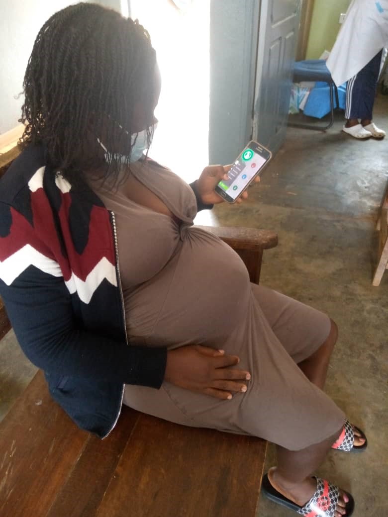 5 A pregnant woman manipulating the installed BornFyne App in her phone